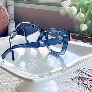 TRANSLUCENT GLAMOURS SUNGLASSES
